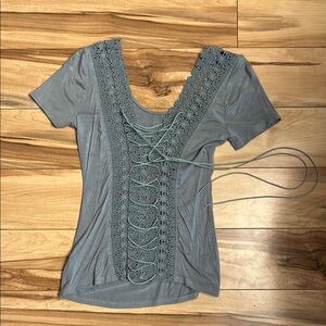 BKE BOUTIQUE Elegant Lace-Up Gray Top